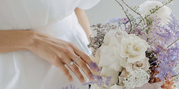 Model trägt schönen Verlobungsring mit labor-gezüchteten Diamanten