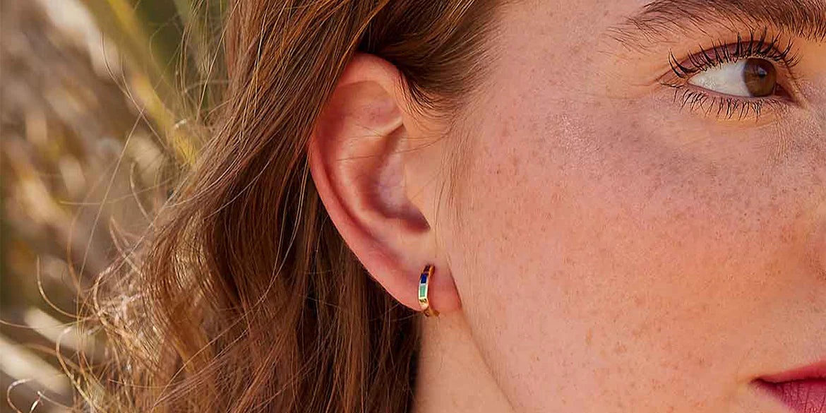 Bunte Mini Kreole an Frauenohr 