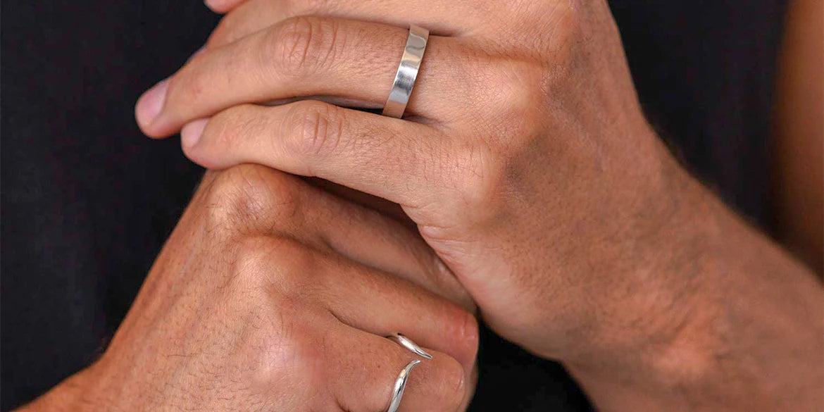 Mann trägt einen edlen Ring