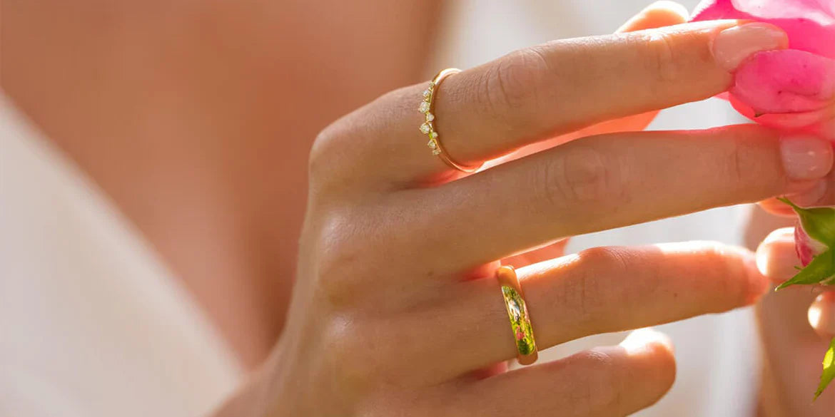 Edle Ring an Frauenhand