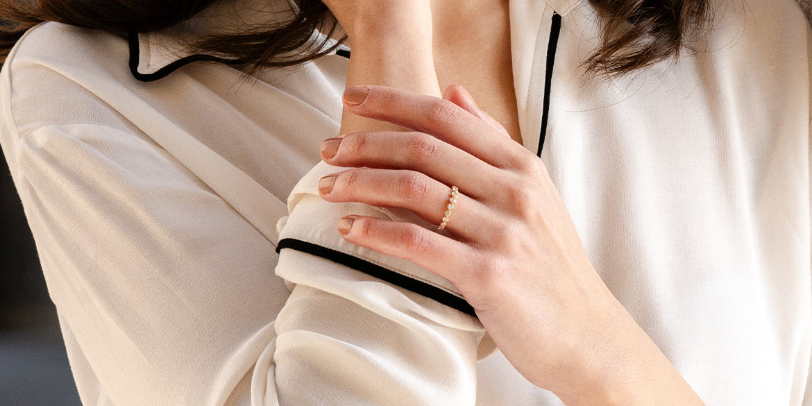 Frau trägt zwei elegante Ringe 