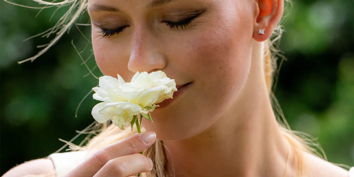 Model trägt schönen Ehering mit labor-gezüchteten Diamanten