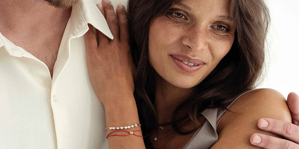 Model trägt Tennis Armband mit Lab Diamanten und Bracelet mit labor-gezüchteten Diamant