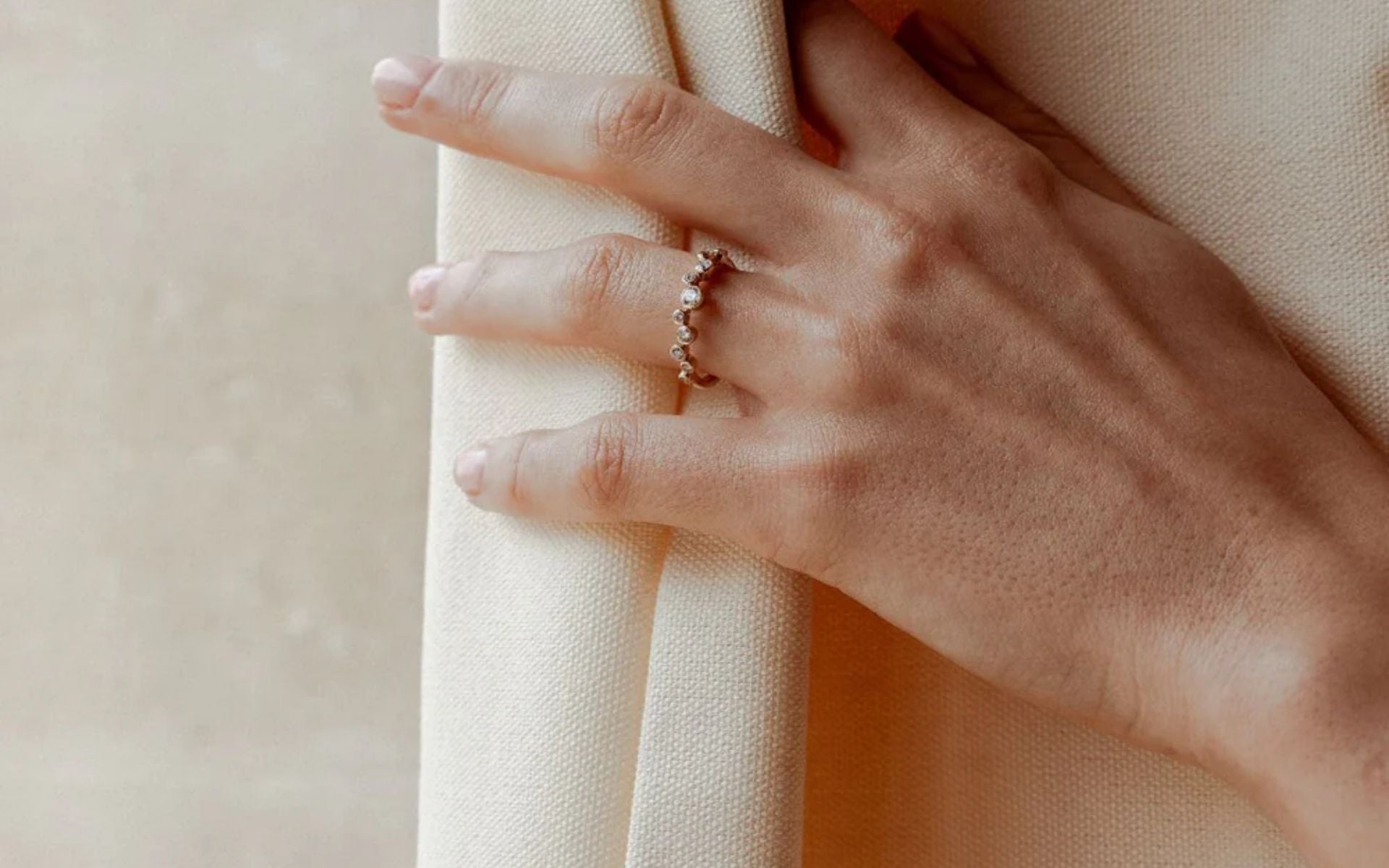 Zargenfassung - Elegante Sicherheit und zeitlose Optik für Edelsteine und Diamanten