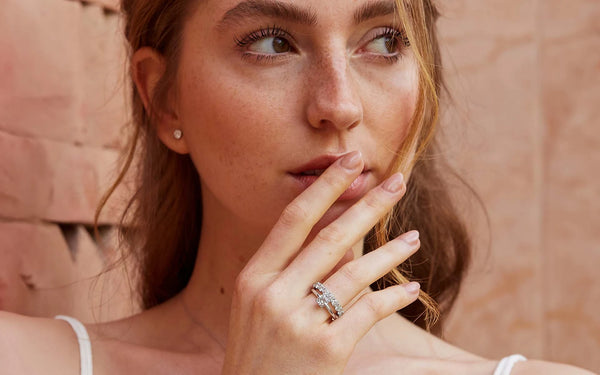 Model trägt schönen Verlobungsring mit labor-kultivierten Diamanten 