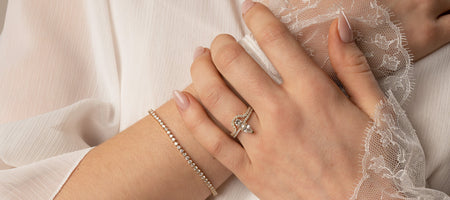 Engagement rings with two central diamonds - the famous Toi et Moi concept image