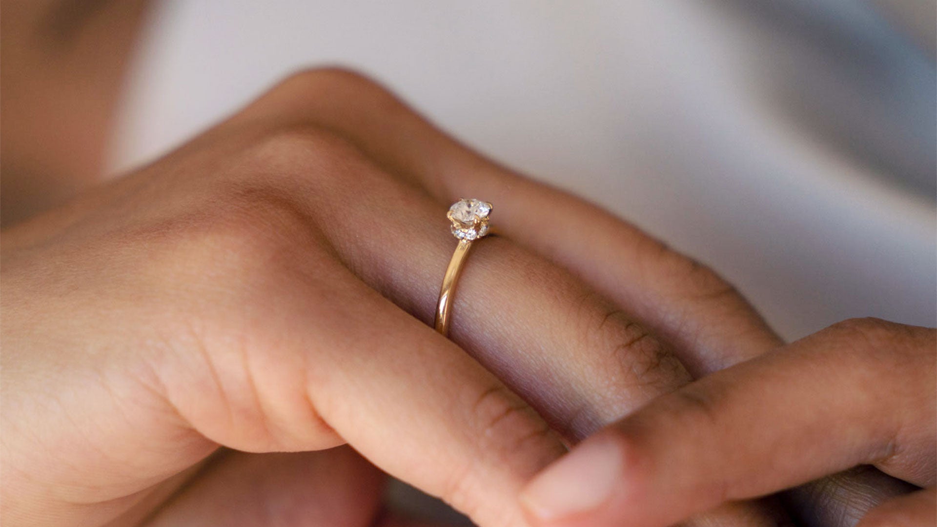 minimalistischer Ring in Halofassung