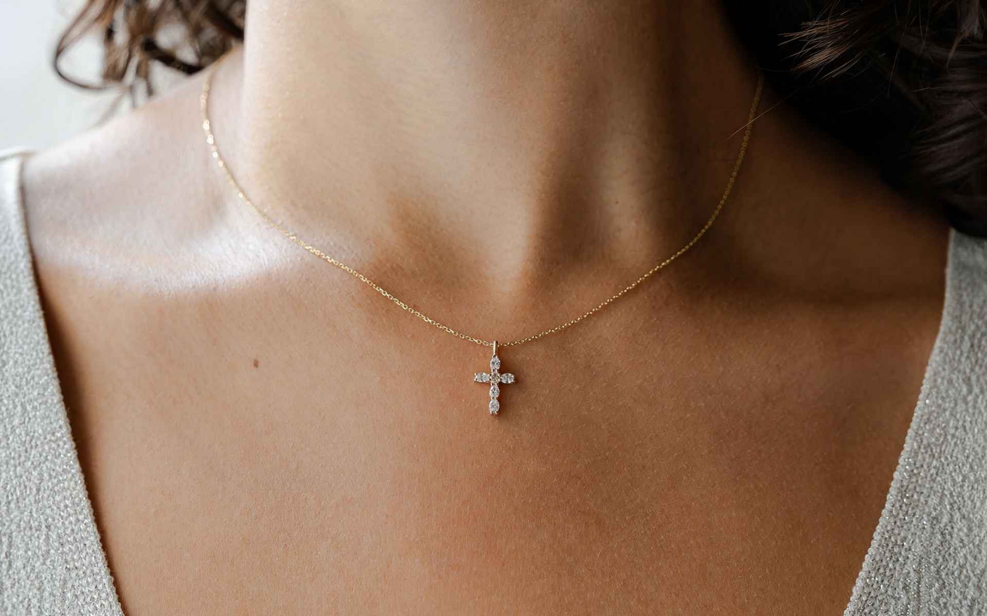 filigrane, nachhaltige Kreuzkette mit natürlichen Diamanten