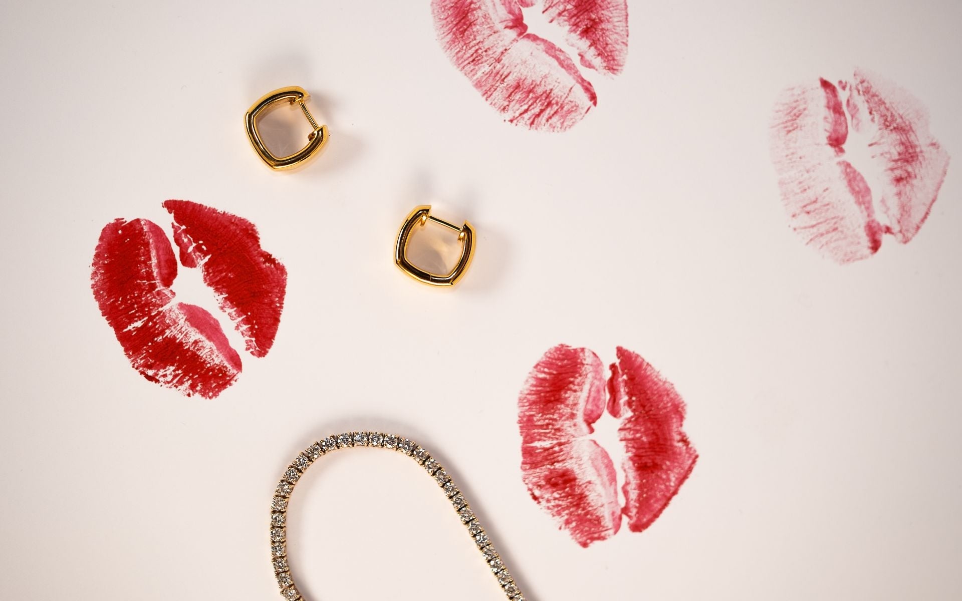 Frau trägt Kettenkombination aus Buchstabenkette und Diamant in Rund-Schliff