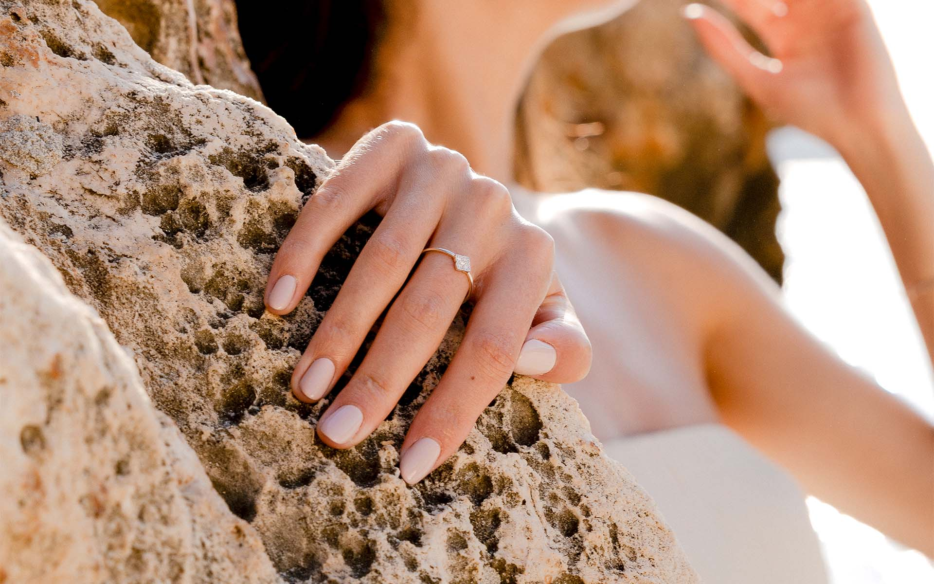 filigraner und minimalistischer Goldschmuck