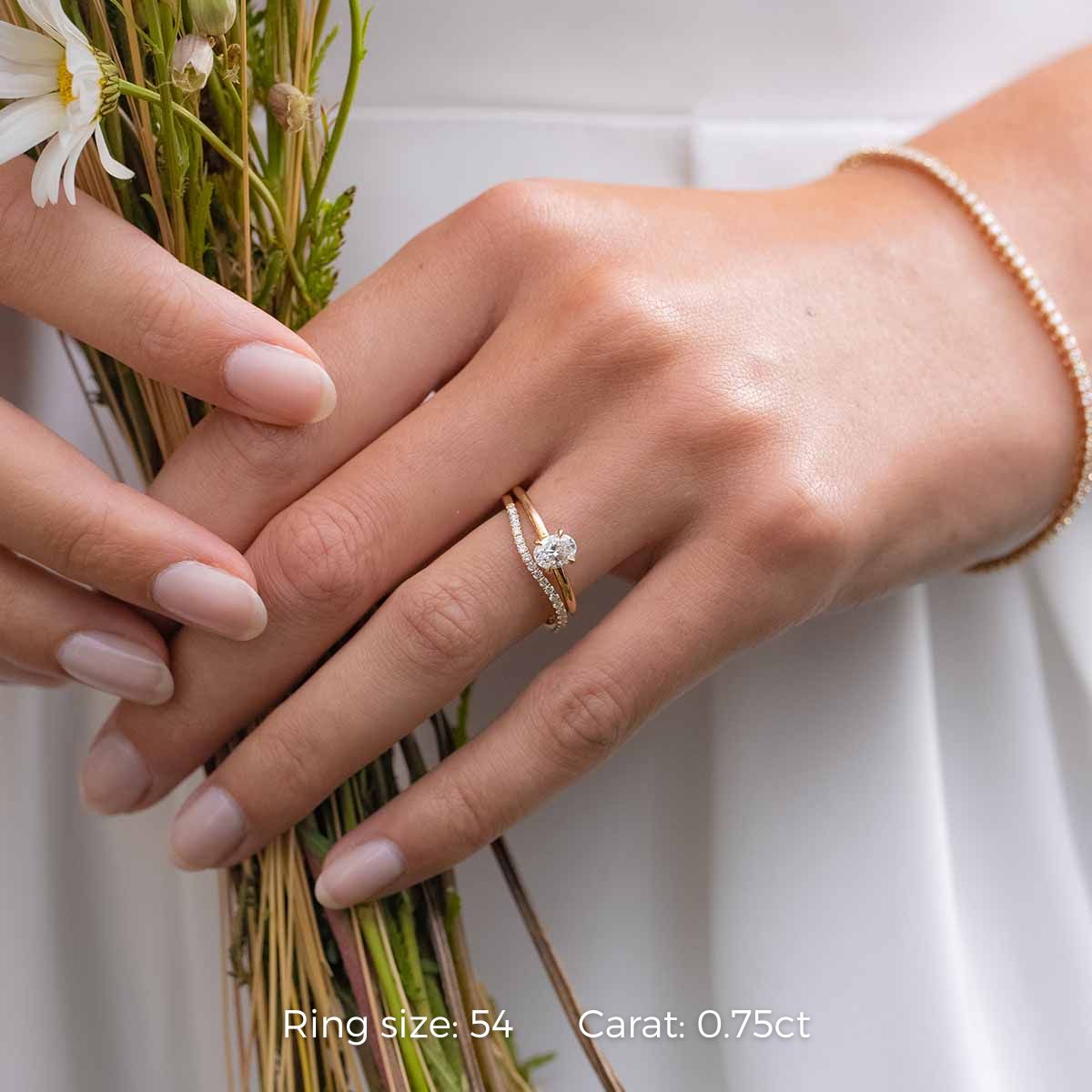 Geschwungener Ring als Vorsteckring an einem Model