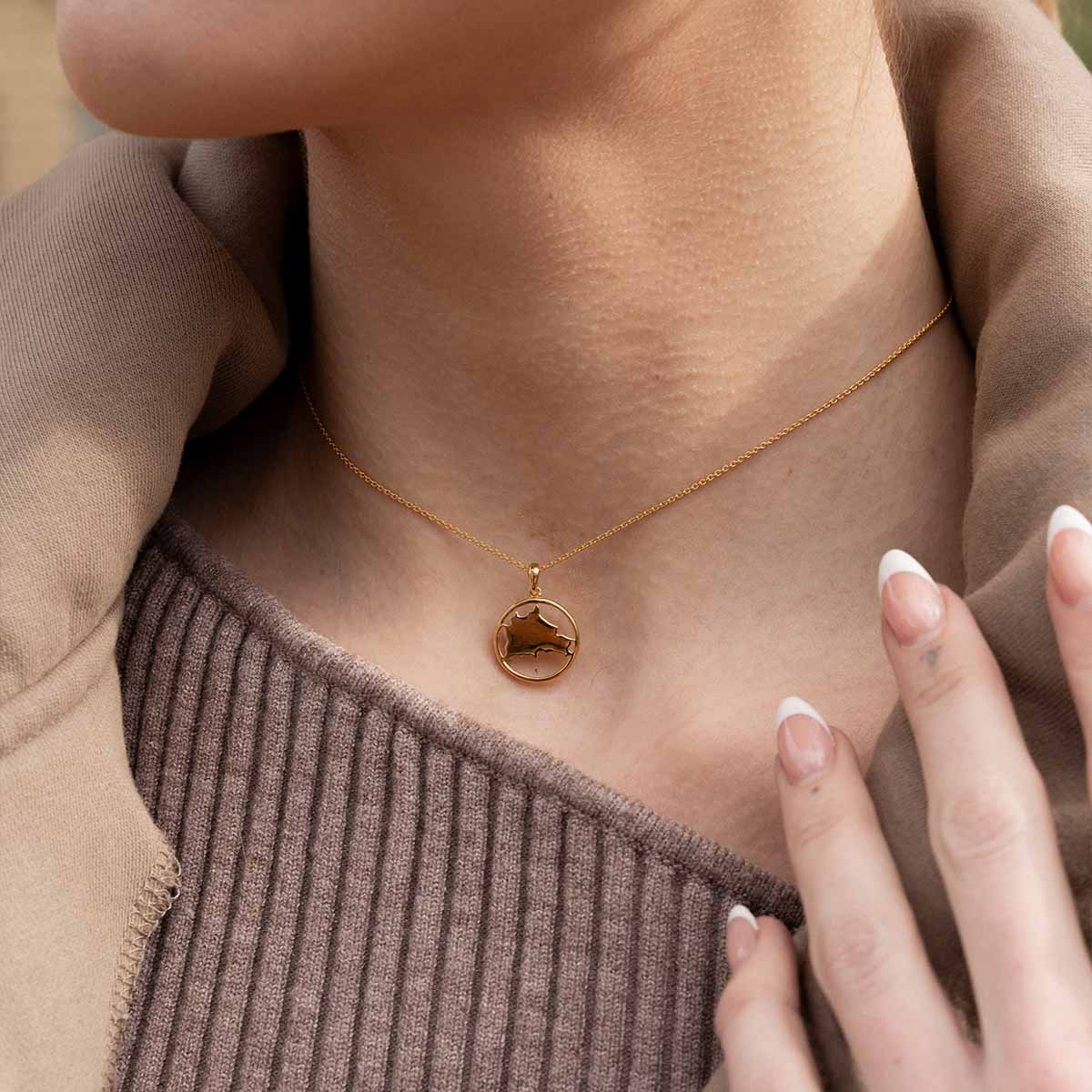 Model trägt Kette in Gelbgold