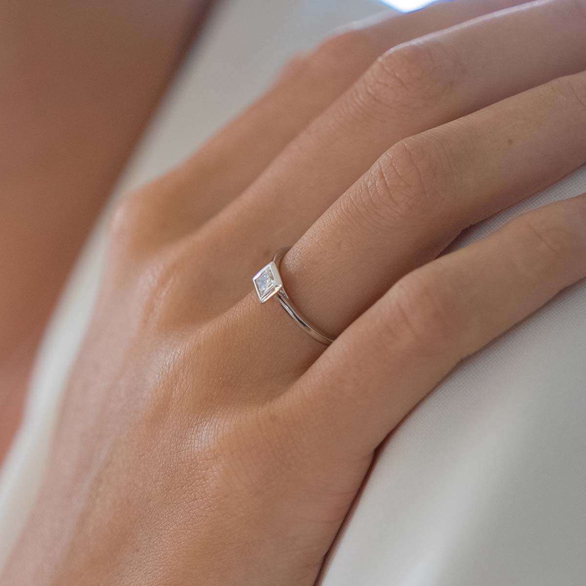 Princess Floating Iris Ring in Weißgold