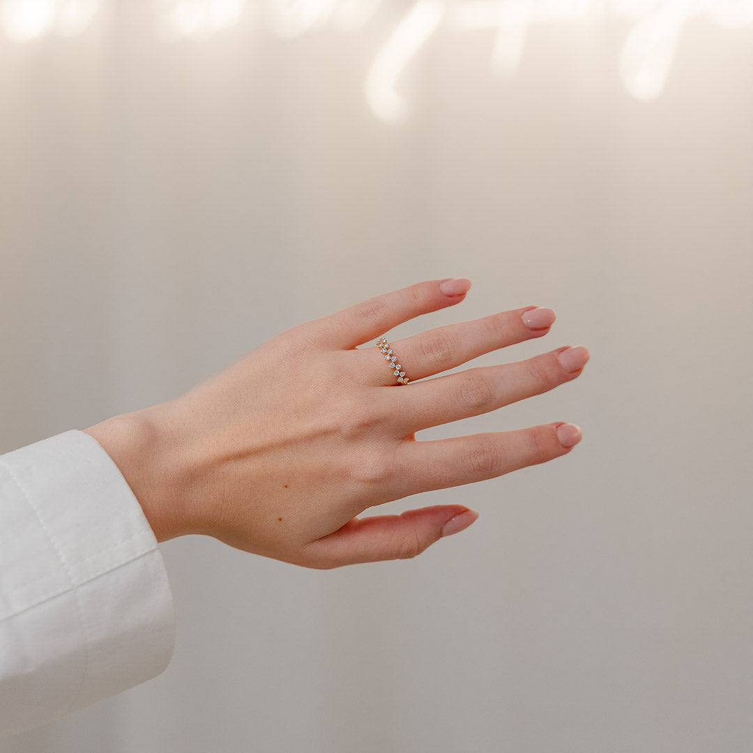 Nobler Ring mit Lab-Diamanten im Zip Muster