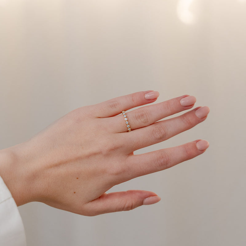 Eleganter Ring in Gelb mit Lab-Diamanten verziert