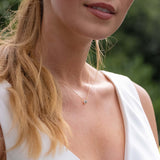 Model trägt Round Lily Necklace in Gelbgold