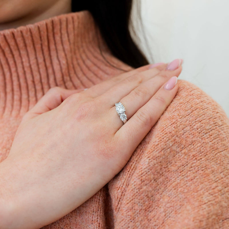 Frau legt Hand mit massivem Diamantring auf der Schulter ab
