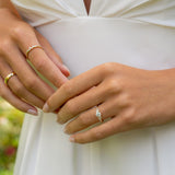 Brautmodel trägt Verlobungsring mit kleinen Seitendiamanten