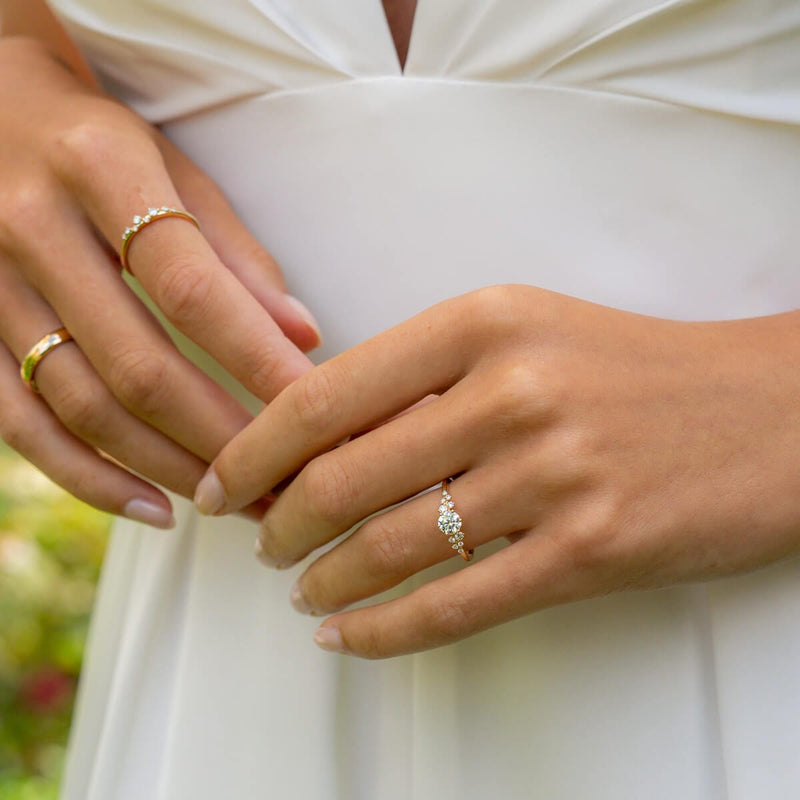 Brautmodel trägt Verlobungsring mit kleinen Seitendiamanten