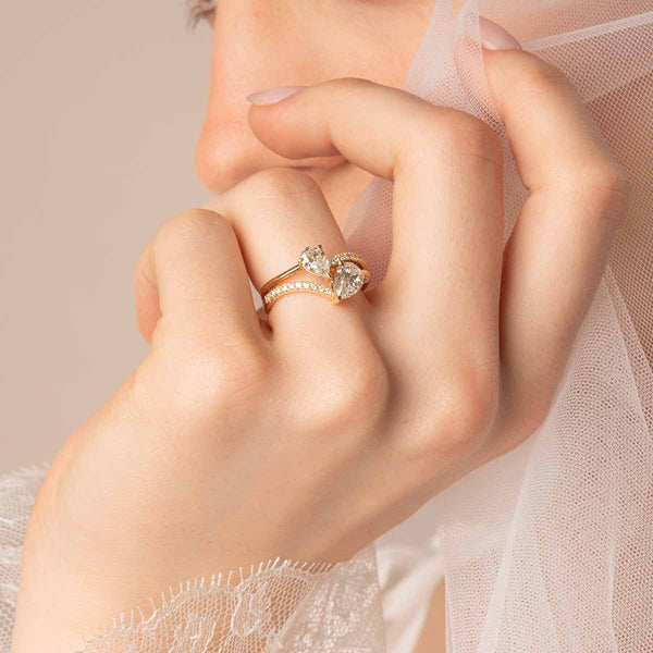 Braut trägt großzügigen Diamantring mit Diamanten in Tropfenschliff