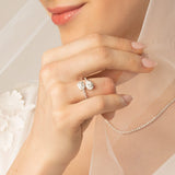 Brautmodel trägt nachhaltigen Verlobungsring mit zwei parallelen Diamanten