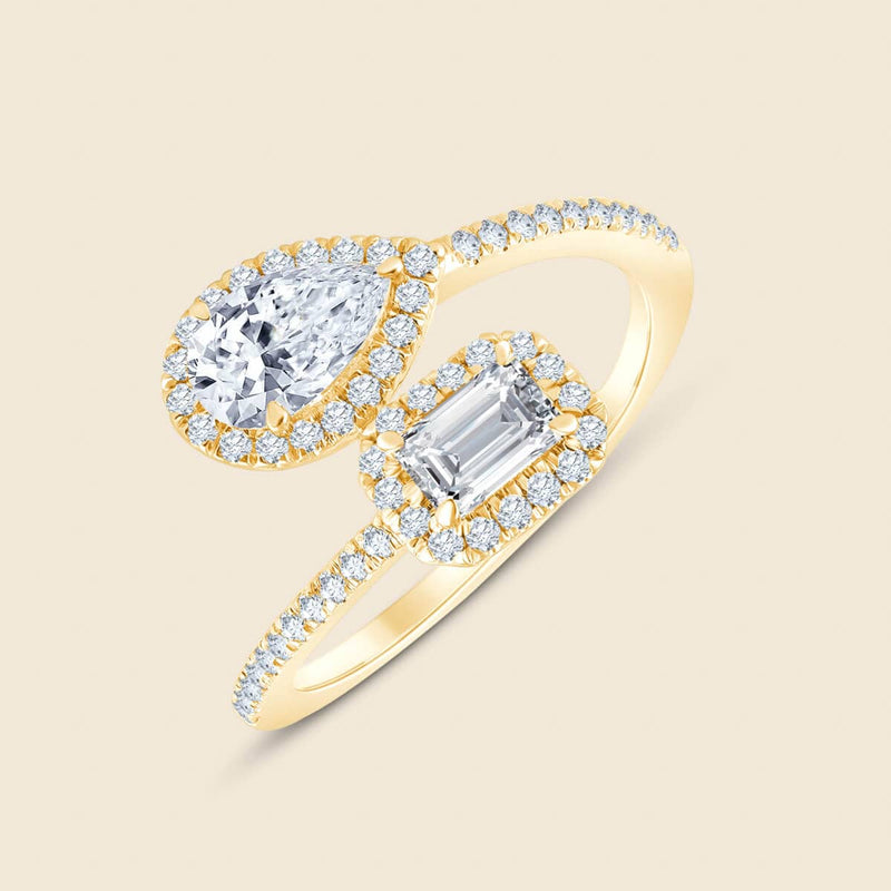 Gelbgoldener Verlobungsring mit zwei zentralen Diamanten und Diamantenband