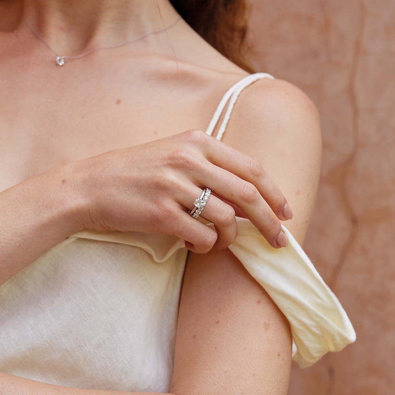Model trägt eindrucksvollen Cushion-Verlobungsring in Weißgold mit laborkultiviertem Diamanten