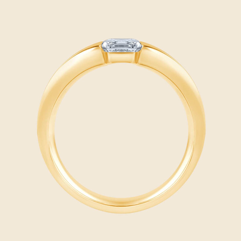 Asscher-Ring mit einem Lab-Diamanten in Gelbgold seitlich dargestellt