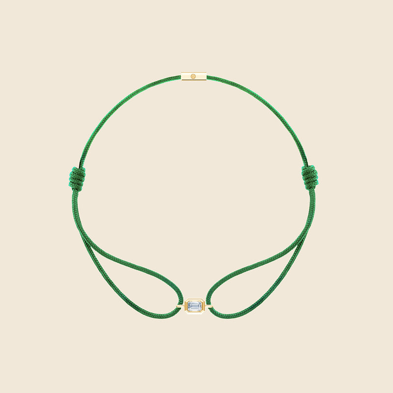 grünes Kordarmband mit Lab Diamanten in Smaragd-Schliff und goldener Fassung
