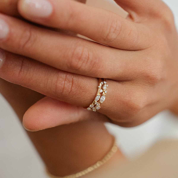 Model trägt zwei Ringe mit Marqise-Diamanten gestapelt