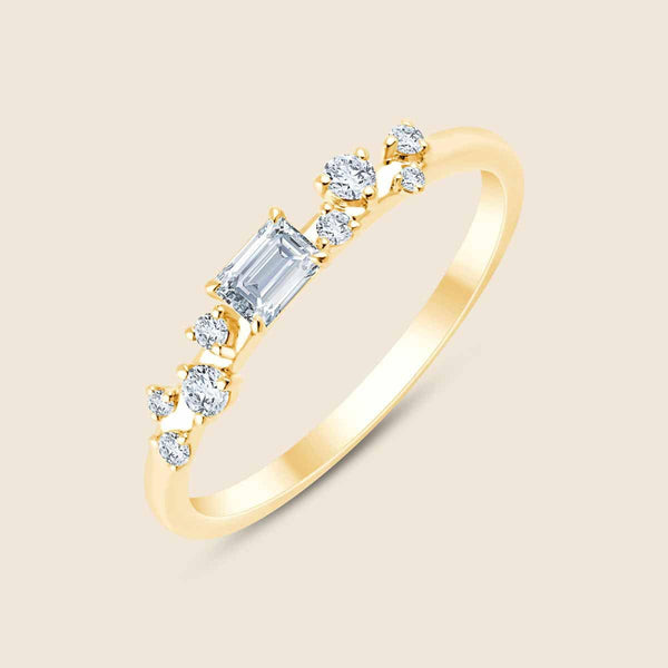 Goldring mit kleinen versetzten Diamanten, mittig ein Lab Diamant in Emerald-Schliff