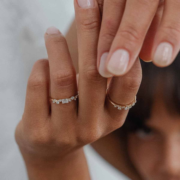 Model trägt zwei verschiedene Ringe mit Lab Diamanten besetzt 