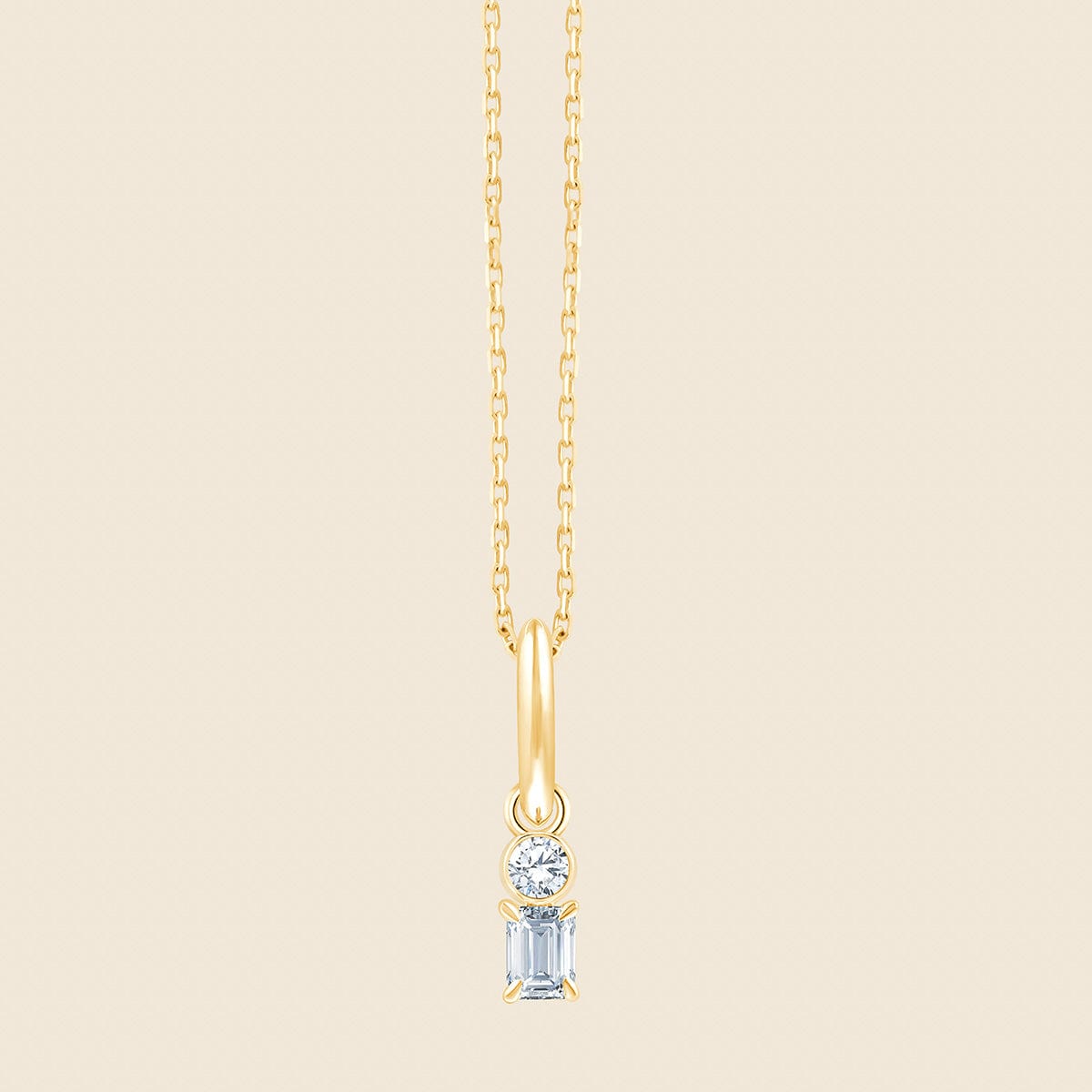goldener Anhänger mit rund- und smaragtgeschliffenen Lab Diamanten