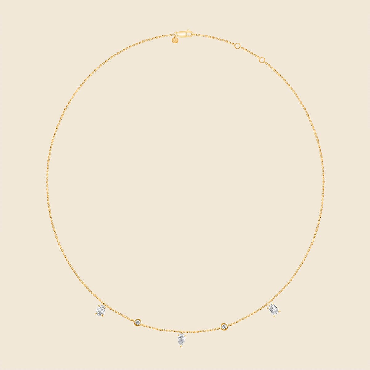 Kette in Gold mit 5 Lab Diamanten in Birnen-, Oval- , Rund- und Smaragtschliff