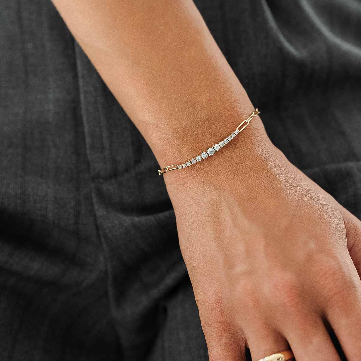 Nahaufnahme von Lab Diamantarmband, das von Model getragen wird 