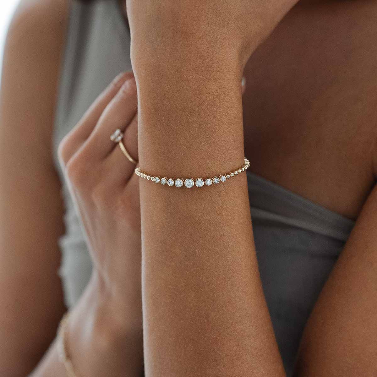 Model trägt Armband mit Lab Diamanten, die zentral größer verlaufen 