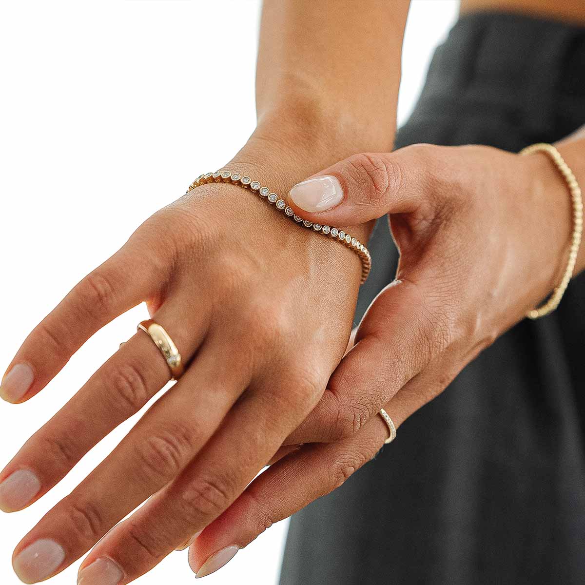 Model trägt Armband mit Lab Diamanten in Kesselfassung