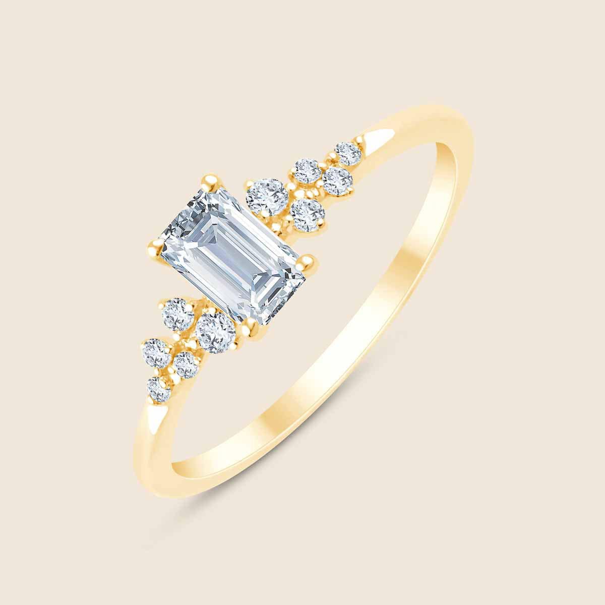 Goldring mit Lab Diamanten in Rund- und Emerald-Schliff