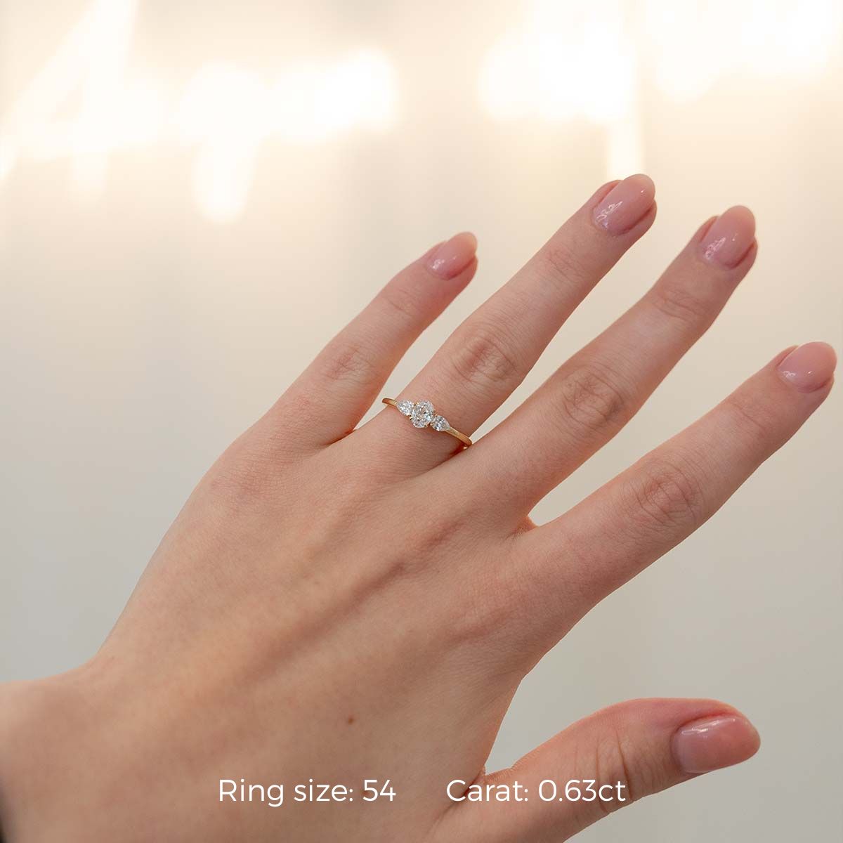 Frau trägt einen goldenen Ring mit Lab-Diamanten