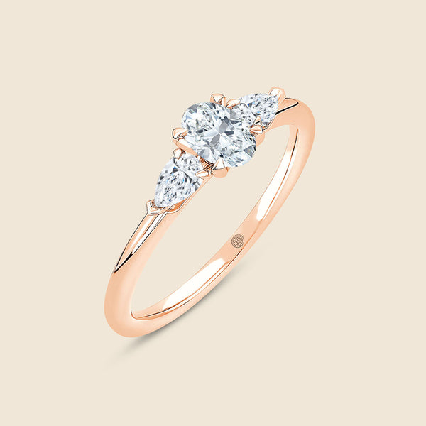 Rosegoldring mit einem Lab-Diamant im Oval-Schliff als Hauptdiamant eingrahmt von zwei kleineren Nebendiamanten