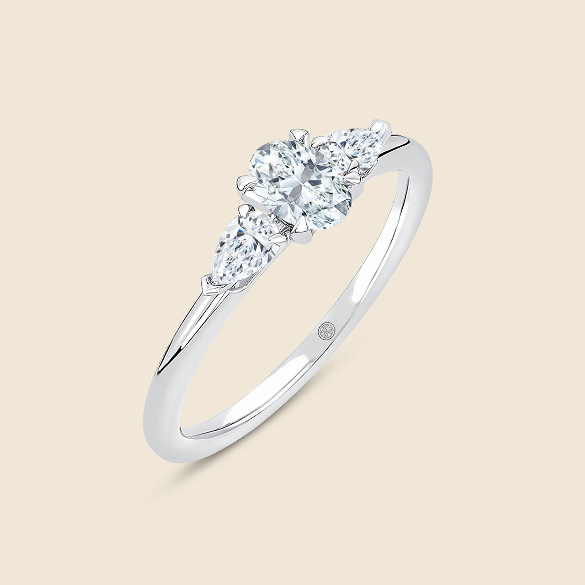 950er Platinring mit einem Lab-Diamant im Oval-Schliff als Hauptdiamant eingrahmt von zwei kleineren Nebendiamanten