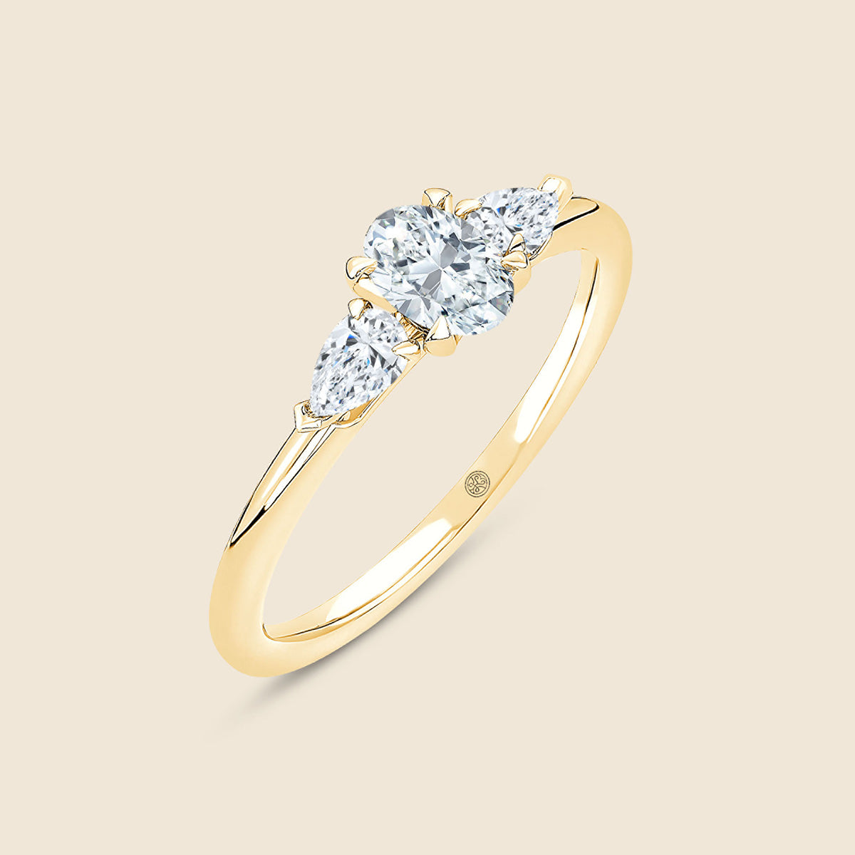 Goldring mit einem Lab-Diamant im Oval-Schliff als Hauptdiamant eingrahmt von zwei kleineren Nebendiamanten