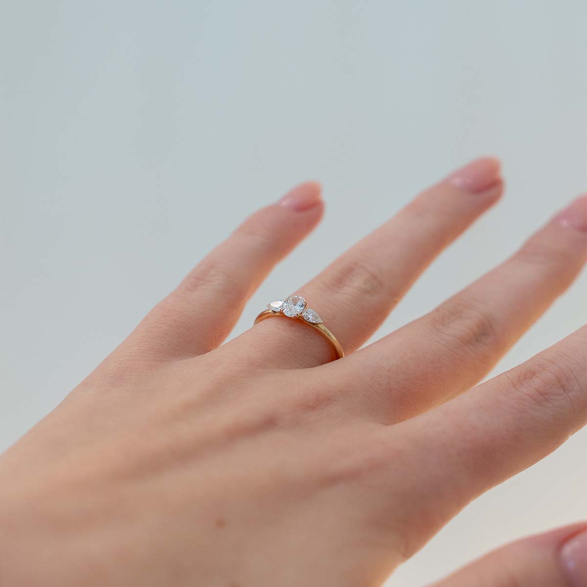 Goldring mit einem Ovalschliff Hauptdiamant am Model