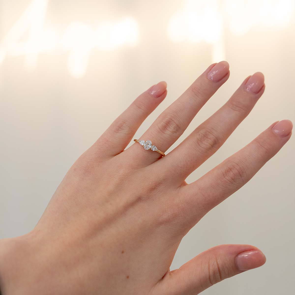 Frau trägt einen goldenen Ring mit Lab-Diamanten