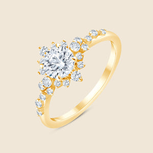 Goldring mit einem zentralen, großem Lab-Diamanten im Rund-Schliff, umgeben von einem Halo von kleinen Diamanten