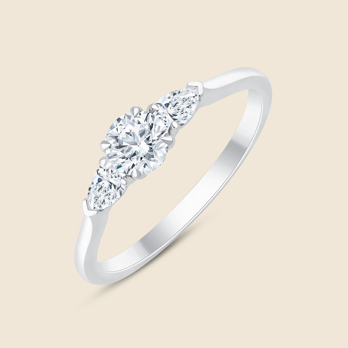 Weißgoldener Verlobungsring mit zentralem Lab Diamant im Rundschliff und zwei seitlichen Diamanten im Birnenschliff.