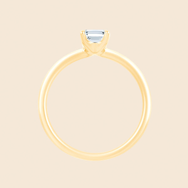 Frontalsicht auf schlichten Verlobungsring in Gelbgold mit Lab Diamant