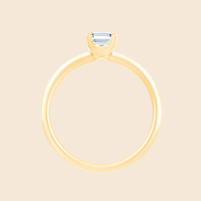 Frontalsicht auf schlichten Verlobungsring in Gelbgold mit Lab Diamant