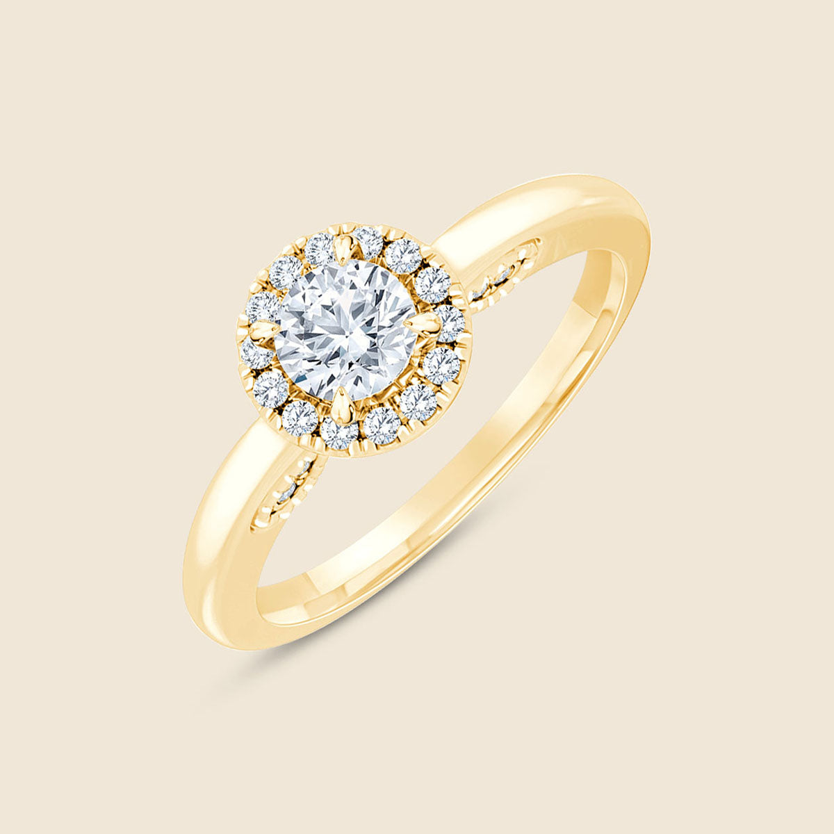 Goldener Ring mit großen Lab-Diamten in der Mitte, umgeben von einem Halo aus kleinen Diamanten