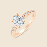 Rosegoldring mit einem Lab-Diamanten im Oval-Schliff in an der Spitze. Dem Ring folgend sind kleinere Seitendiamanten und ein sichtbares Paisley-Muster an der Vorderseite
